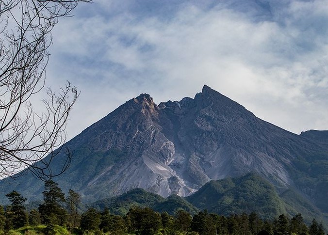 Berdasarkan video tersebut, Gunung Merapi memiliki tipe letusan efusif dan eksplosif. Jelaskan perbedaan letusan efusif dan eksplosif!