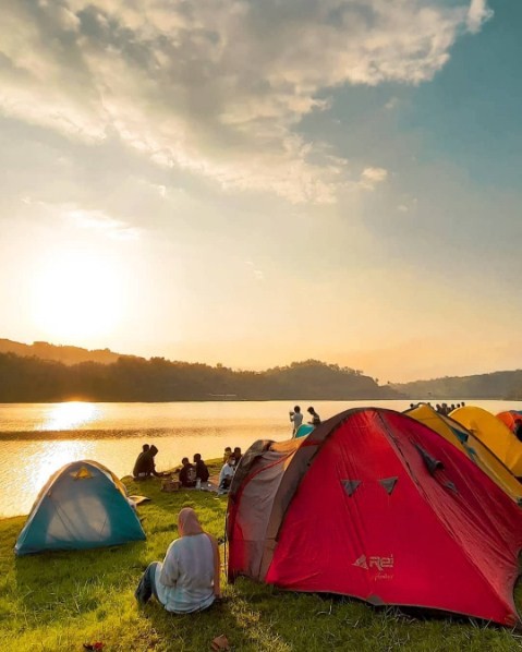 Camping di Waduk Sermo, by @rikahumairah